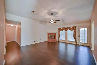 907 Clear Creek Drive, Arlington, TX 76001 - Photo 3