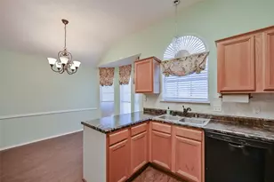 907 Clear Creek Dr, Arlington, TX 76001 - Photo 7