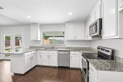 402 W Springdale Lane, Grand Prairie, TX 75052 - Photo 9