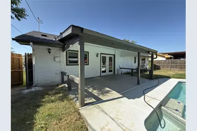 402 W Springdale Lane, Grand Prairie, TX 75052 - Photo 3