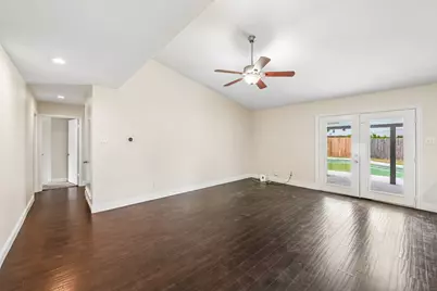 402 W Springdale Lane, Grand Prairie, TX 75052 - Photo 5