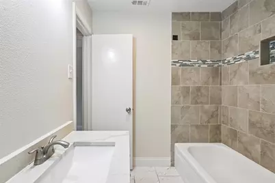 402 W Springdale Lane, Grand Prairie, TX 75052 - Photo 15