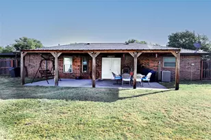 251 Alicia St, Bowie, TX 76230 - Photo 27
