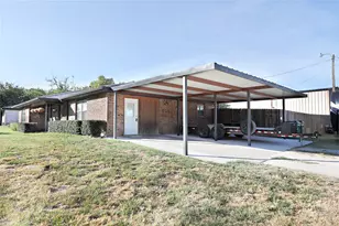 251 Alicia St, Bowie, TX 76230 - Photo 5