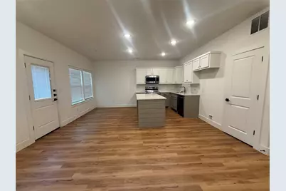 905 E 10th Street, Bonham, TX 75418 - Photo 3