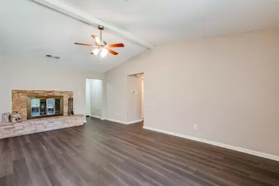 204 E Cunningham Avenue, Crowley, TX 76036 - Photo 9