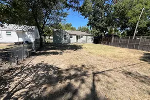 829 SW 5th St, Grand Prairie, TX 75051 - Photo 11