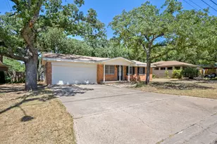 900 NW 11th St, Mineral Wells, TX 76067 - Photo 3