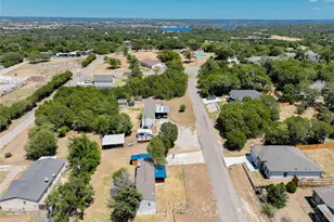 912 Pease River Dr, Granbury, TX 76048 - Photo 3