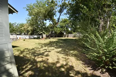 215 E 11th Street, Bonham, TX 75418 - Photo 19