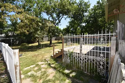 215 E 11th Street, Bonham, TX 75418 - Photo 17
