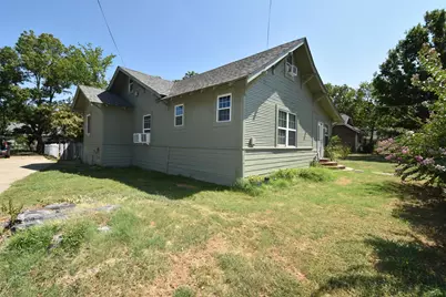 215 E 11th Street, Bonham, TX 75418 - Photo 15