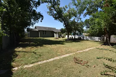 215 E 11th Street, Bonham, TX 75418 - Photo 17