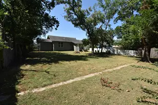 215 E 11th St, Bonham, TX 75418 - Photo 17