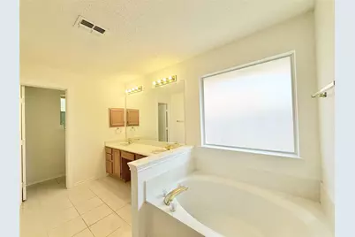 4512 Queenswood Drive, Grand Prairie, TX 75052 - Photo 3
