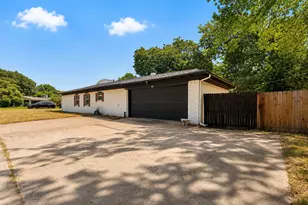 102 E Highland Dr, Irving, TX 75062 - Photo 29