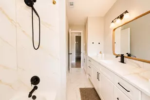 102 E Highland Dr, Irving, TX 75062 - Photo 19
