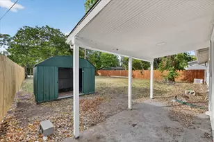 906 Euclid St, Cleburne, TX 76033 - Photo 25