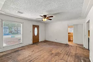 1013 Oak St, Grand Prairie, TX 75050 - Photo 5
