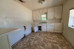 311 Elmo St, Cleburne, TX 76031 - Photo 9