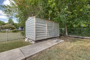 213 N Holly Ave, Sherman, TX 75092 - Photo 25