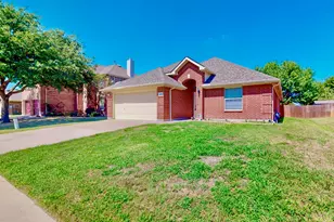 1216 Lake Forest Dr, Grand Prairie, TX 75052 - Photo 3