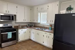 404 W Heron St, Denison, TX 75020 - Photo 9