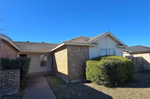 1451 Brook Meadow Cir, Lancaster, TX 75134 - Photo 11