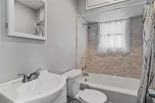 210 W Willingham St, Cleburne, TX 76033 - Photo 11