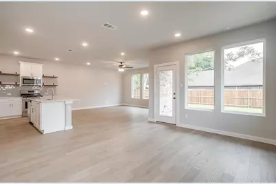 4532 Hogans Alley Drive, Arlington, TX 76001 - Photo 5