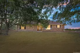 909 McClintic Dr, Groesbeck, TX 76642 - Photo 1