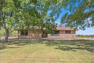 909 McClintic Dr, Groesbeck, TX 76642 - Photo 3
