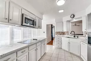 1021 Auburn Dr, Arlington, TX 76012 - Photo 7