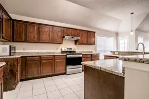 206 Meredith Ct, Irving, TX 75063 - Photo 3