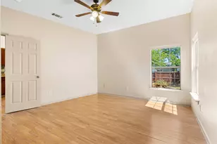 1235 E Leuda St, Fort Worth, TX 76104 - Photo 11