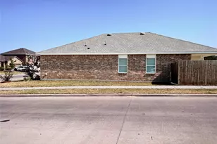 8400 Hawkview Dr, Fort Worth, TX 76179 - Photo 3
