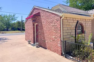 902 W Pearl St, Granbury, TX 76048 - Photo 1