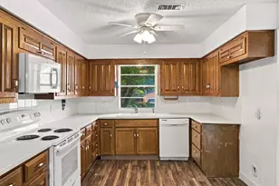 809 S Atkerson Ln, Euless, TX 76040 - Photo 7