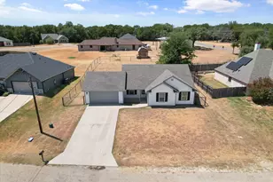 624 Lunar Cir, Granbury, TX 76049 - Photo 17