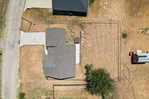 624 Lunar Cir, Granbury, TX 76049 - Photo 31