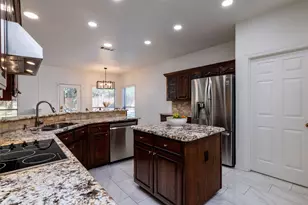2221 Hidden Woods Ct, Arlington, TX 76006 - Photo 9