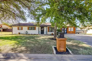 2102 SE 10th St, Mineral Wells, TX 76067 - Photo 1