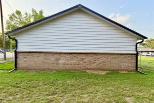 739 W Pine St, Jacksboro, TX 76458 - Photo 9