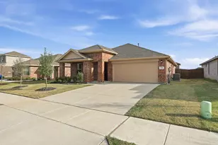 613 Whitecomb Ln, Justin, TX 76247 - Photo 3