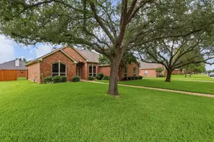 1612 Twin Oaks Dr, Cleburne, TX 76033 - Photo 3