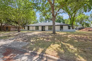 729 Surrey Cir, Grand Prairie, TX 75050 - Photo 3
