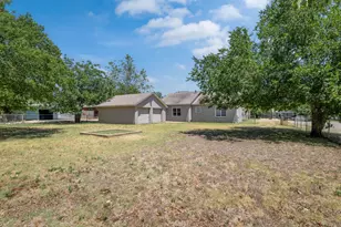 805 S Tyler St, McGregor, TX 76657 - Photo 27