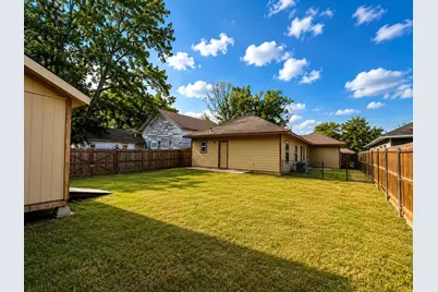 719 E 6th Street, Bonham, TX 75418 - Photo 17