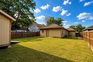 719 E 6th St, Bonham, TX 75418 - Photo 17