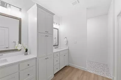 210 E Ewell Street, Granbury, TX 76048 - Photo 17